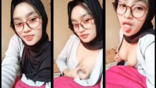 Xbokepfb cewek jilbab kacamata nakal menggoda